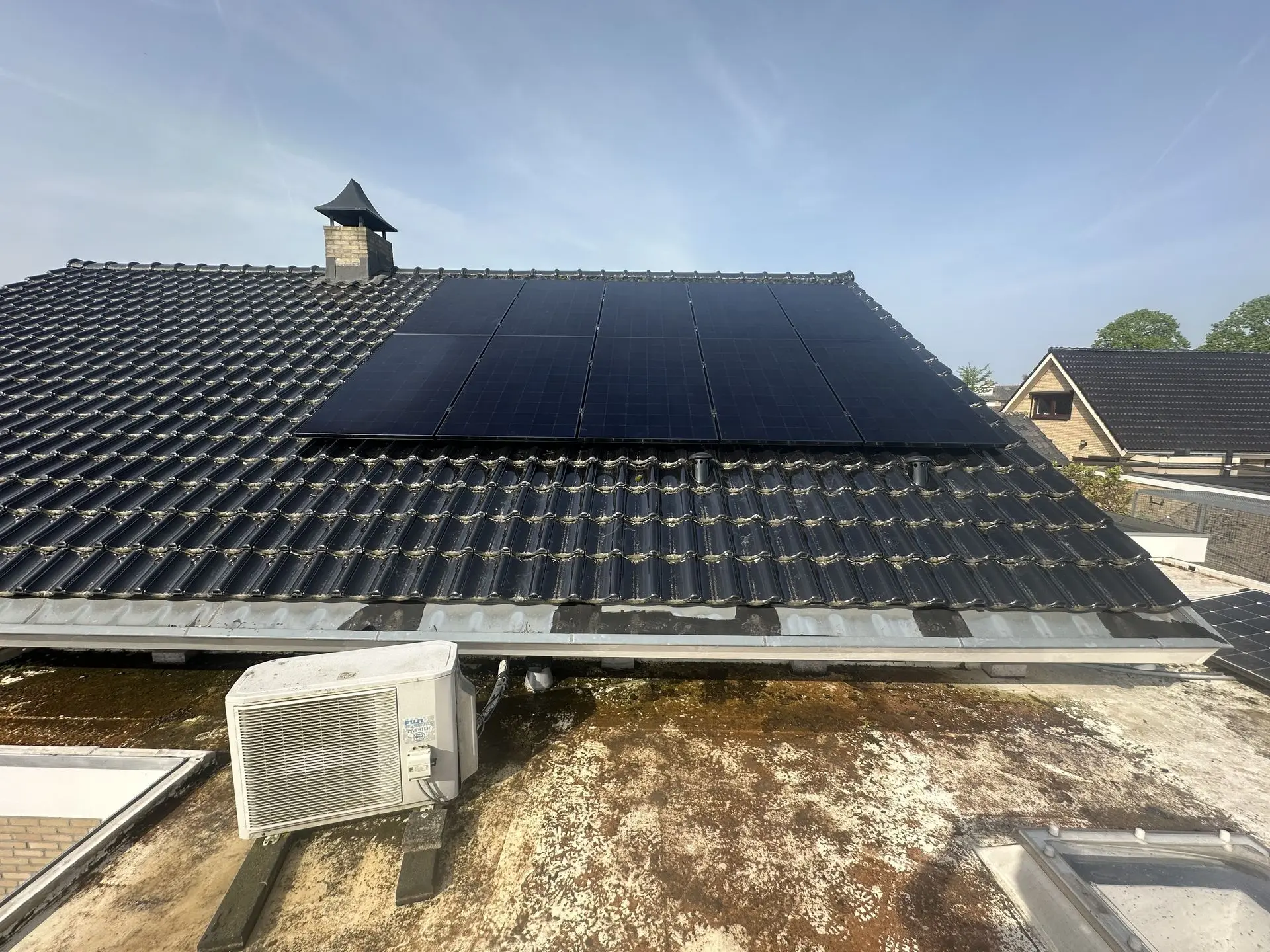 SunPower zonnepanelen op een schuin dak
