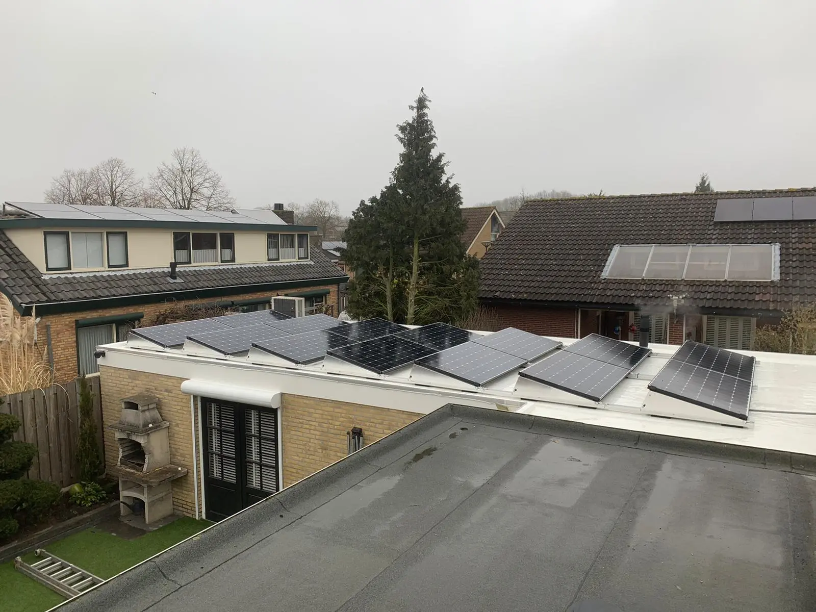 Sunpower Zonnepanelen op een plat dam