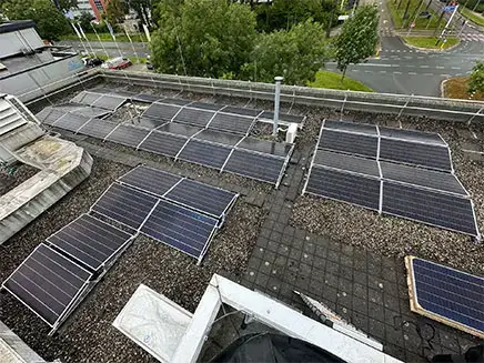Zakelijke zonnepanelen op bedrijfspand in Dordrecht