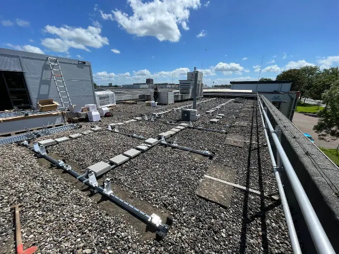 Zakelijke zonnepanelen op bedrijfspand in Dordrecht