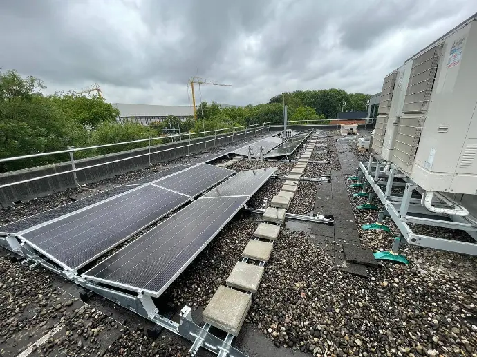 Zakelijke zonnepanelen op bedrijfspand in Dordrecht