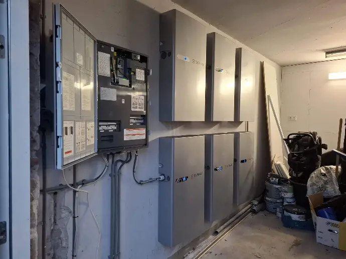 Thuisbatterij en zonnepanelen installatie in beschermd stadsgezicht in Rotterdam