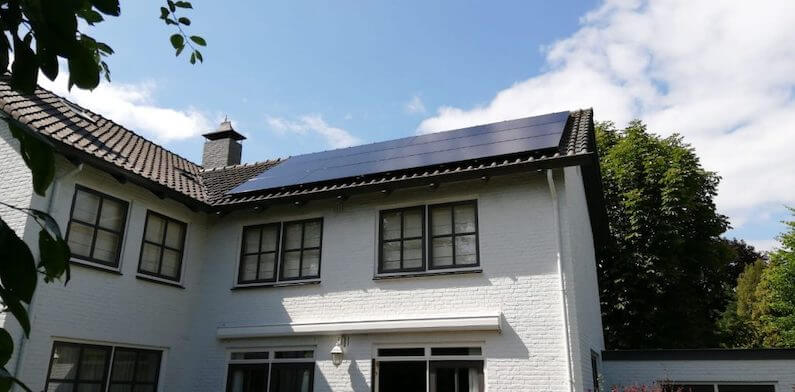 12 hoge kwaliteit SunPower P19 zonnepanelen van 320Wp op het dak van een woning in Etten-Leur