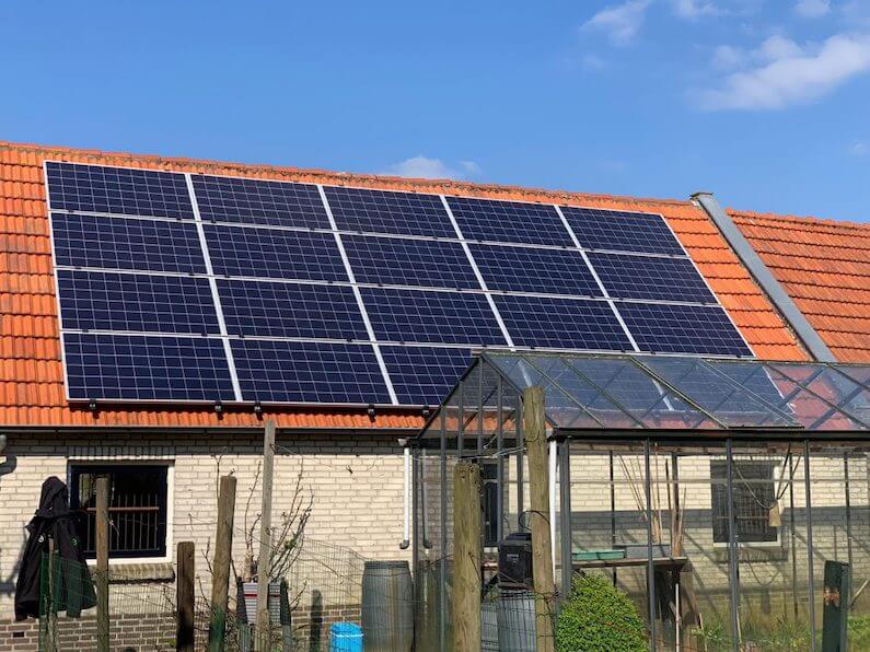 20 Trunsun 280Wp poly-zonnepanelen op een schuur geïnstalleerd in Etten-Leur