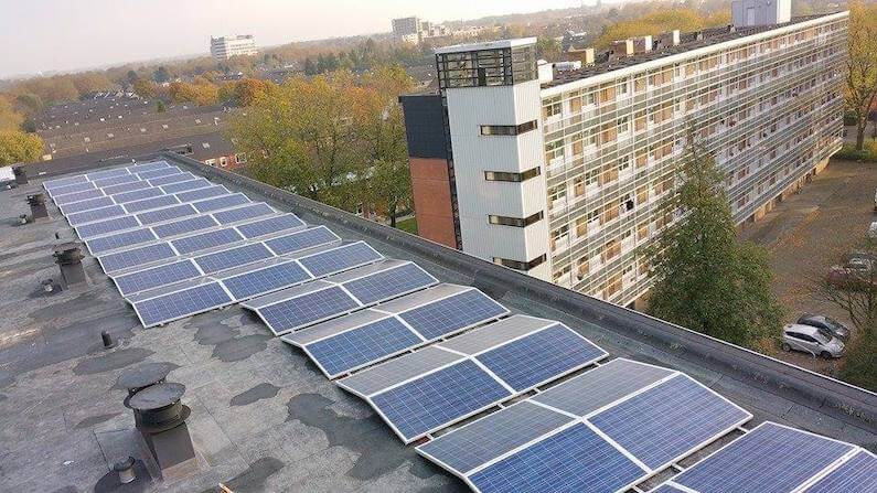 300 zonnepanelen op drie flatgebouwen in Oosterhout