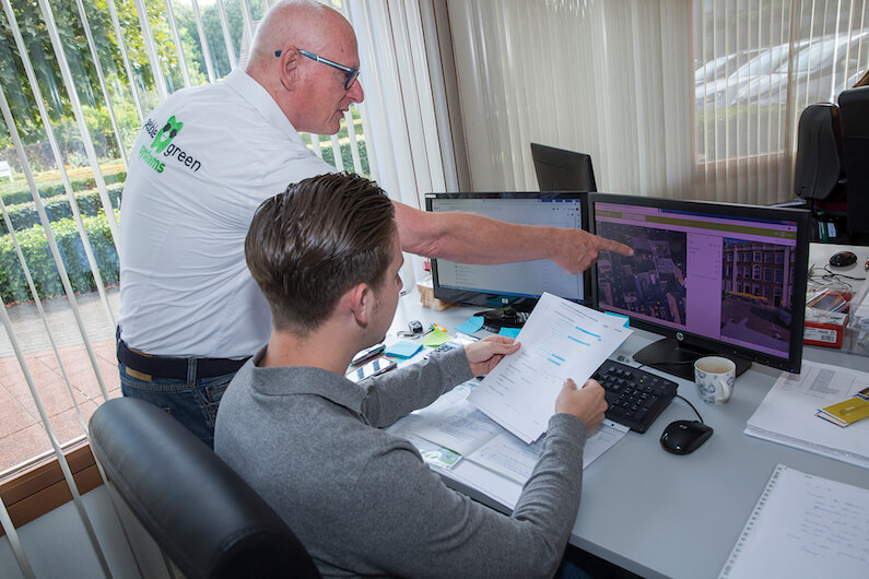 Binnendienst van Pebble Green Systems werkt uit wat de adviseur met de klant heeft besproken
