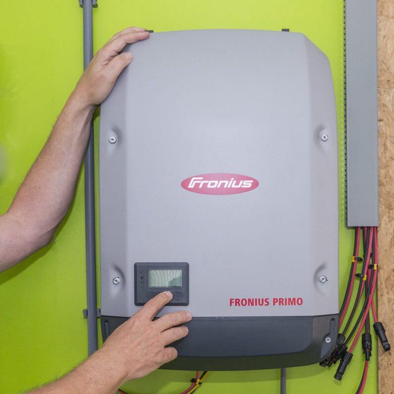 Fronius Primo 3.0 omvormer in de showroom van Pebble Green Systems in Etten-Leur