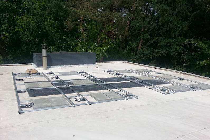 Onderconstructie voor zonnepanelen op een dak in Breda met optimizers van SolarEdge