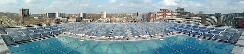 Panoramafoto van 254 zonnepanelen op dak