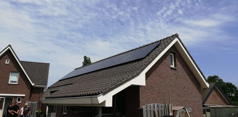 SunPower MAX-2 350Wp zonnepanelen op een hellend dak van een schuur in Den-Hout