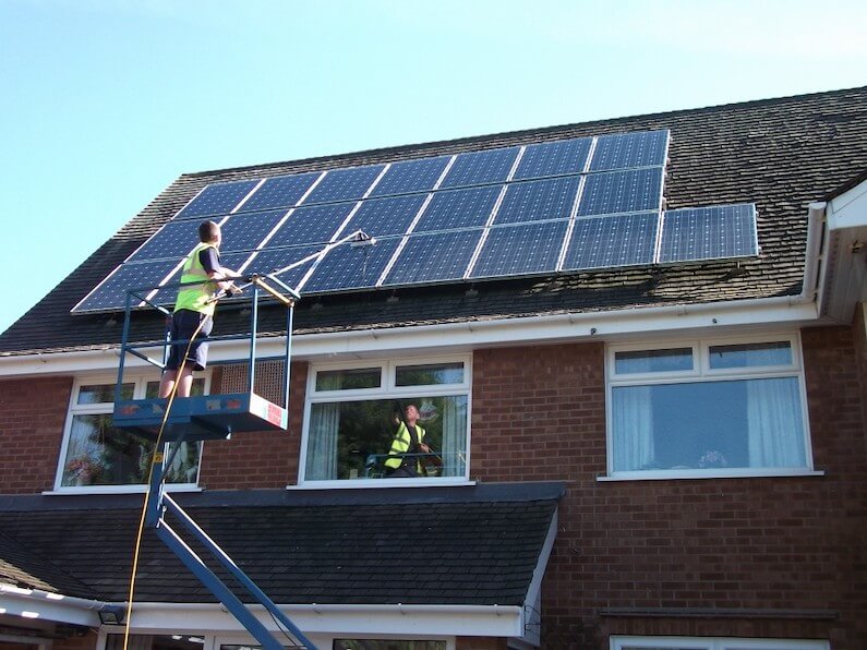 Zonnepanelen worden gereinigd