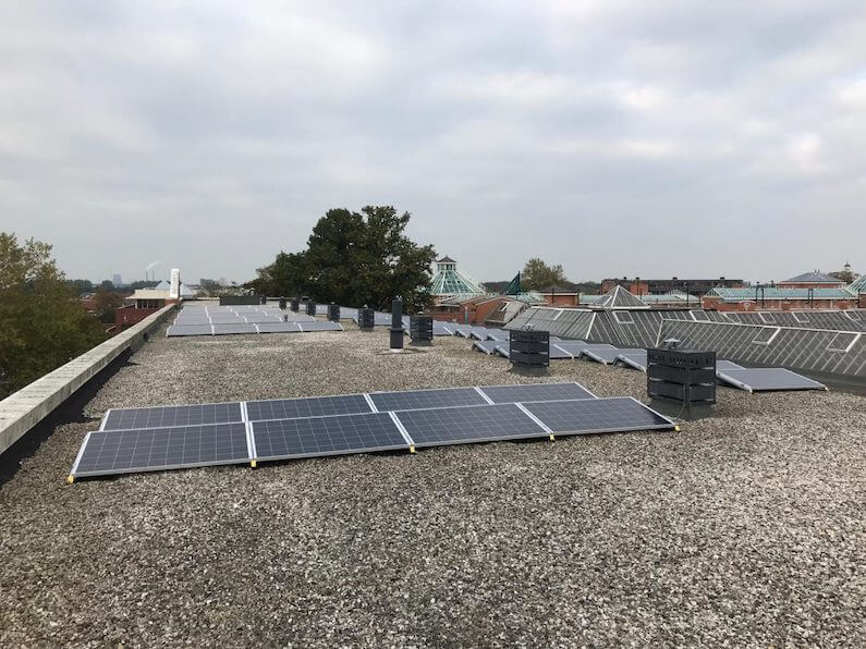 Zuid-opstelling van zonnepanelen op het dak van een appartementencomplex