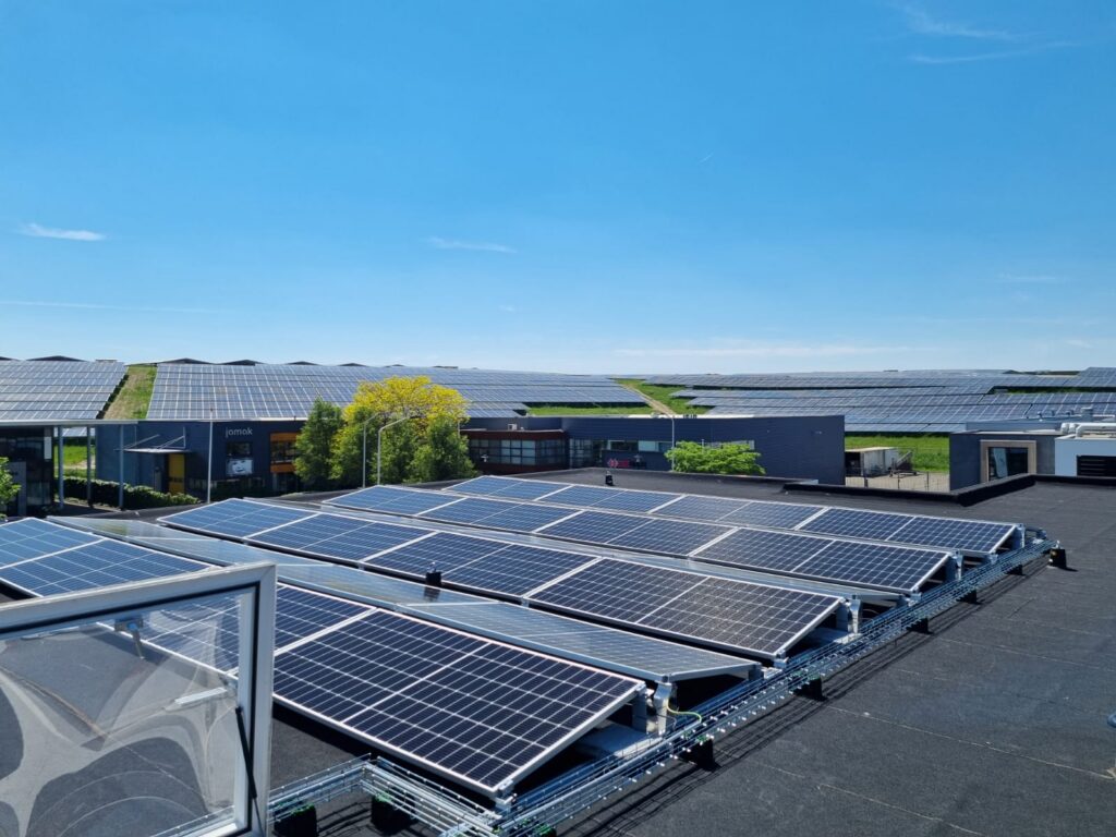 72 zonnepanelen op bitumen bedrijfsdak Minervum Breda