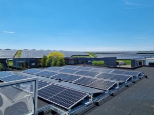 72 zonnepanelen op bitumen bedrijfsdak Minervum Breda