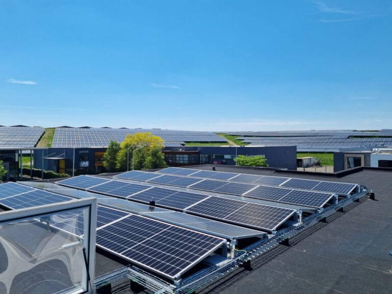 72 zonnepanelen op bitumen bedrijfsdak Minervum Breda